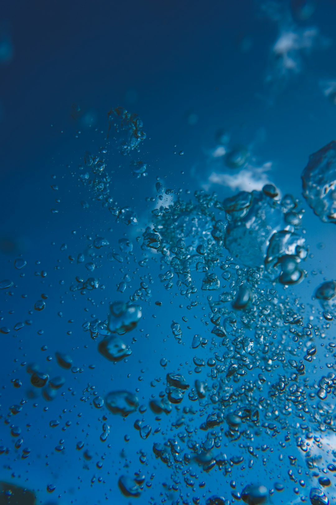 bubbles-rising-in-clear-blue-water-towards-sky-7iihfgwpsde